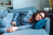 Frau liegt auf Sofa Frau liegt auf Sofa